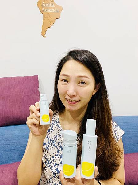 草木花果 竹芯櫻葉透亮潔面乳 竹芯櫻葉化妝水 竹芯櫻葉精華乳 想要肌膚保濕的首選產品組合喔 菁菁眼中的世界 草木花果 竹芯櫻葉透亮潔面乳 竹芯櫻葉化妝水 竹芯櫻葉精華乳 想要肌膚保濕的首選產品組合喔 菁菁眼中的世界