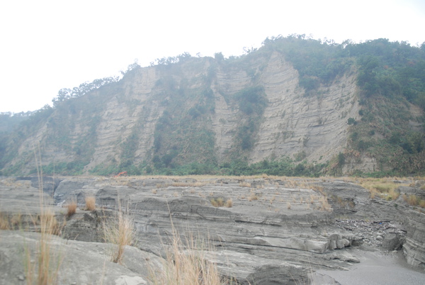 對岸山壁