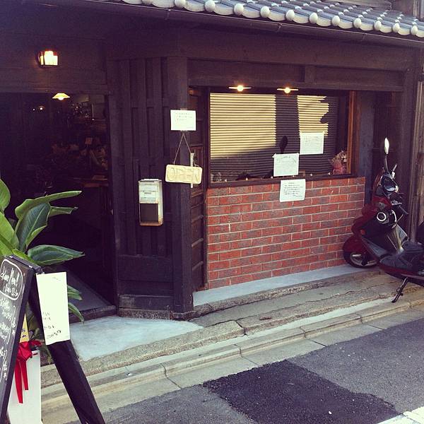 小咖啡廳的門口