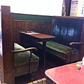 店裡的裝潢桌椅從80年前都沒換過喔