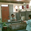 20090823(011) 廁所洗水台上還有竹製屋簷.jpg