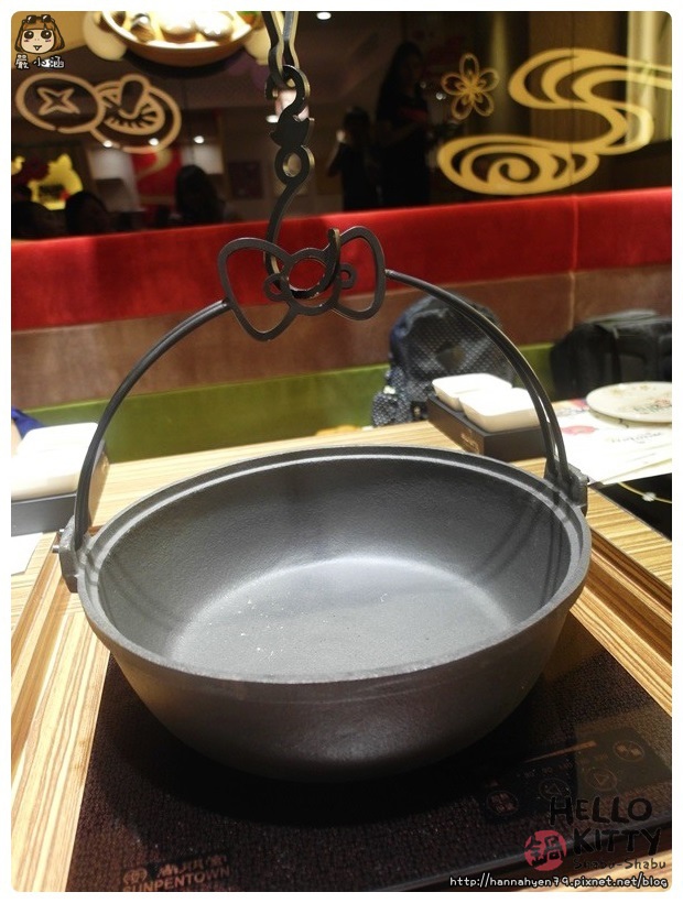 Hello Kitty Shabu Shabu║Hello kitty 火鍋║台北大安║東區 火鍋║卡通主題餐廳║捷運忠孝敦化站║kitty 餐廳║kitty 涮涮鍋║台北主題餐廳║台北 卡通 主題餐廳