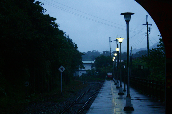 24-準備告別夜幕低垂的平溪車站.JPG