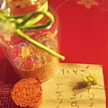 好窩心的小女孩裡面的小紙條還寫著「小阿姨新年快樂」
