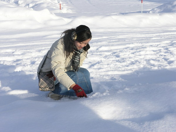 在雪地寫字的小女孩