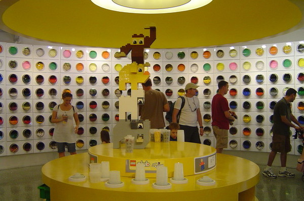 牆壁上有各種顏色各種樣式的樂高磚塊