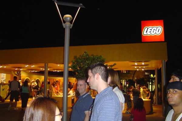 夜晚來臨還是人多多!!