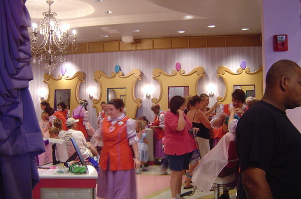 迪士尼專業人員幫你梳妝打扮