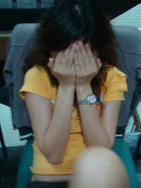 不願被大家看到戴眼鏡的黃莎菈