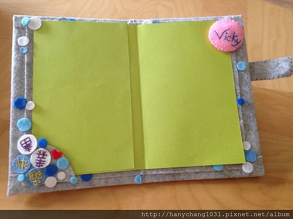 右上英文名是磁鐵可以吸住卡片