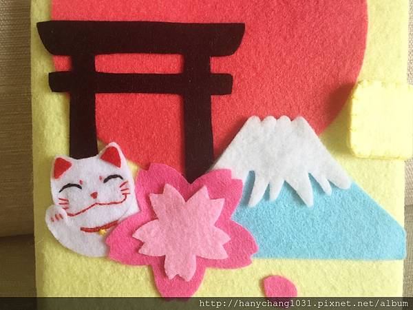 有很多代表日本特色的招財貓、鳥居和富士山