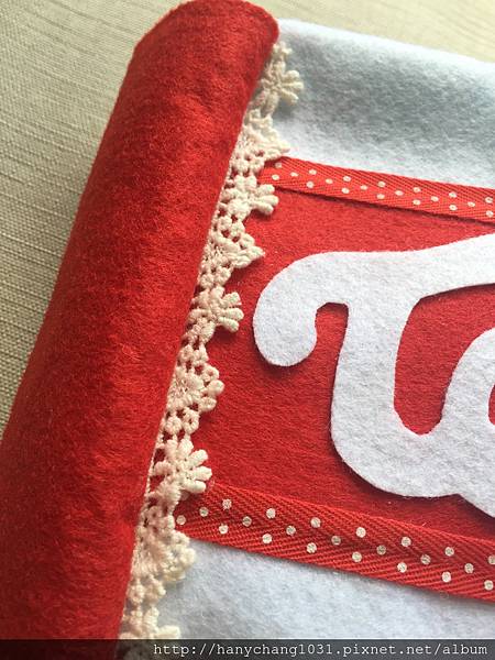 封面側邊有蕾絲花邊小設計