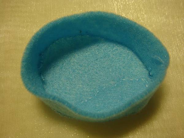 將藍色長型縫在藍色橢圓形上