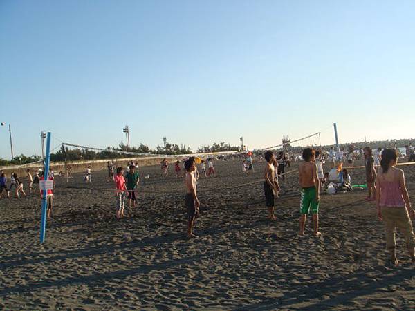 西子灣海水浴場有人在玩沙灘排球