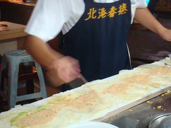 花蓮人氣小吃--自強夜市"北港春捲"依序放上料