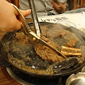 [高麗棒]--將肉剪開確認有沒熟