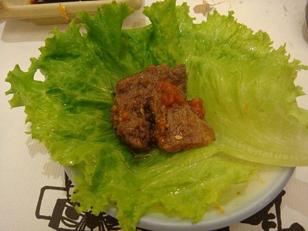 [高麗棒]--將生菜包上肉再沾點韓國辣醬，超好吃!!