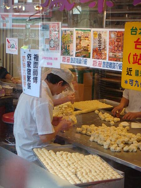 [九份]--李儀餅店，超多香港人買伴手禮的地方，連落地窗都貼廣東話!!