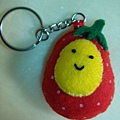 [不織布手作物]--鑰匙扣的草莓蛋