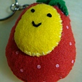 [不織布手作物]--鑰匙扣的草莓蛋