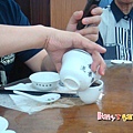 [香港蓮香樓]--不怕燙的為大家示範單手倒熱茶