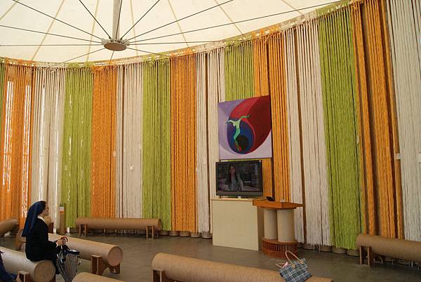 『南投的紙教堂』--牆上彩色的也是紙藤