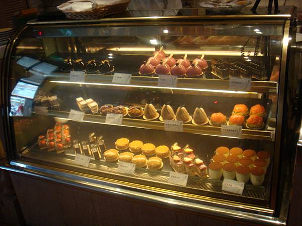 一進門看到的蛋糕櫃!!