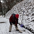 我爸順手拿起鏟子要剷雪~