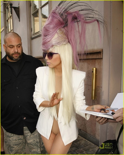 lady-gaga-purple-beehive-hairstyle-03.jpg