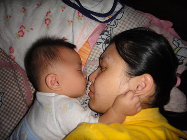 小德瑞:媽媽~~你喜歡我這樣抱你睡嗎? 媽媽:小德瑞~~這是你第一次主動這樣摟著媽媽睡耶(好幸福阿~~) 真想奪走你的初吻!!