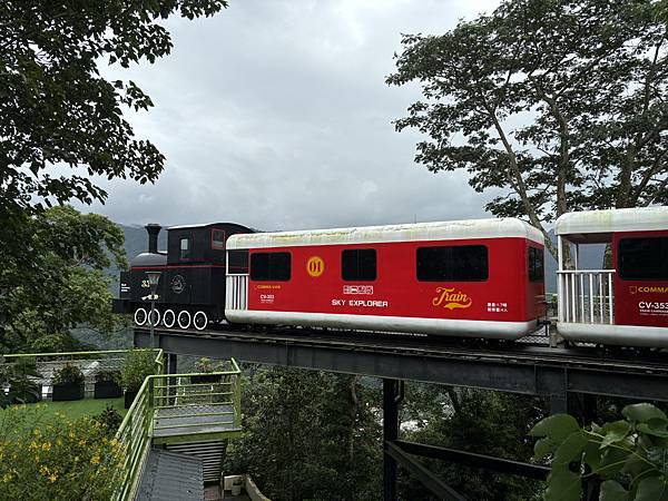 《苗栗❤️南庄》蘇維拉莊園餐廳介紹，視野超好超可愛的木造式氛