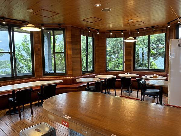 《苗栗❤️南庄》蘇維拉莊園餐廳介紹，視野超好超可愛的木造式氛