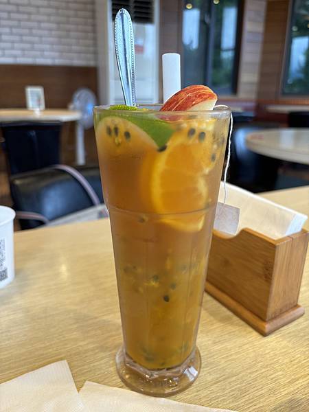 《苗栗❤️南庄》蘇維拉莊園餐廳介紹，視野超好超可愛的木造式氛