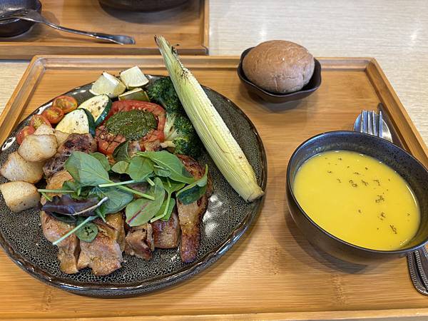 《苗栗❤️南庄》蘇維拉莊園餐廳介紹，視野超好超可愛的木造式氛