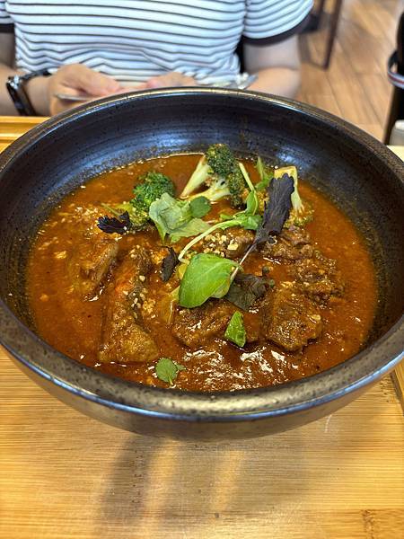 《苗栗❤️南庄》蘇維拉莊園餐廳介紹，視野超好超可愛的木造式氛