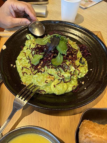 《苗栗❤️南庄》蘇維拉莊園餐廳介紹，視野超好超可愛的木造式氛