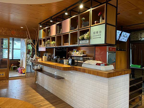 《苗栗❤️南庄》蘇維拉莊園餐廳介紹，視野超好超可愛的木造式氛