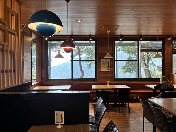 《苗栗❤️南庄》蘇維拉莊園餐廳介紹，視野超好超可愛的木造式氛