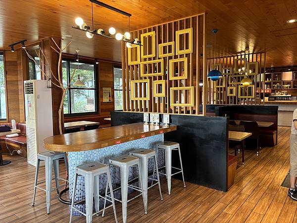 《苗栗❤️南庄》蘇維拉莊園餐廳介紹，視野超好超可愛的木造式氛