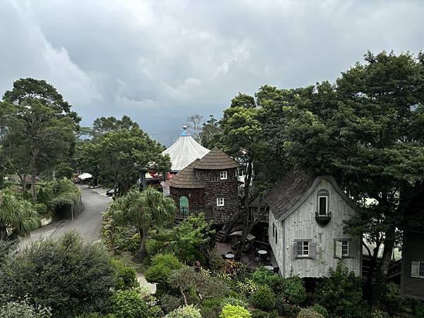 《苗栗❤️南庄》蘇維拉莊園餐廳介紹，視野超好超可愛的木造式氛