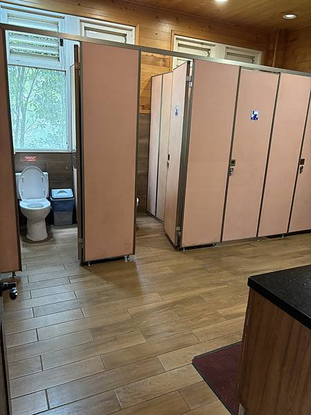 《苗栗❤️南庄》蘇維拉莊園餐廳介紹，視野超好超可愛的木造式氛