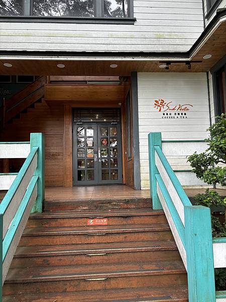 《苗栗❤️南庄》蘇維拉莊園餐廳介紹，視野超好超可愛的木造式氛