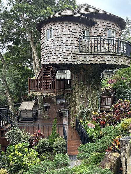 《苗栗❤️南庄》蘇維拉莊園餐廳介紹，視野超好超可愛的木造式氛