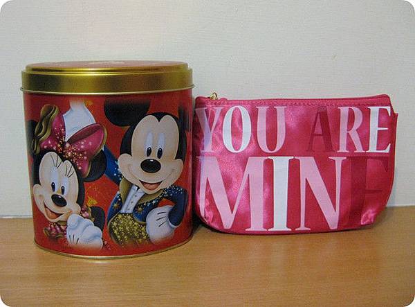 花兒香港買的伴手禮-Disney餅乾和H&M化妝包