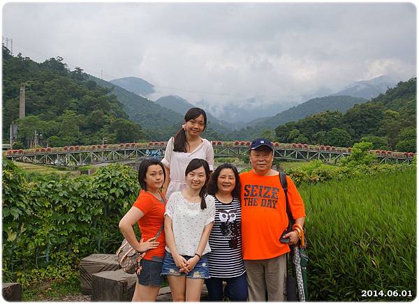 雖然天氣陰陰的，但大家一起出遊的心情很美麗