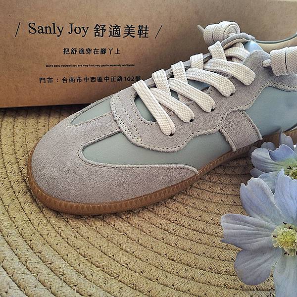 品牌為Sanly Joy，是天空藍的德訓鞋