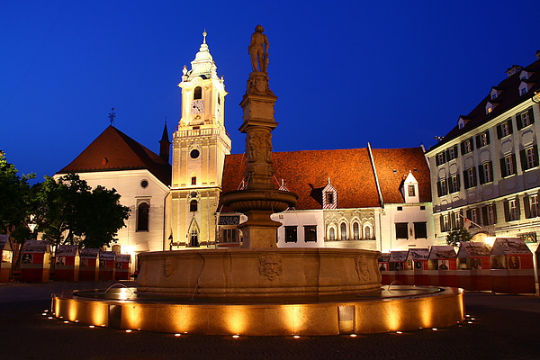 54_3265_Bratislava_首都布拉提斯拉瓦舊城廣場夜景.JPG