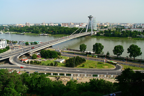 05_3093_Bratislava_從布拉提斯拉瓦城堡遠眺橫跨多瑙河的新橋,對岸是新城.JPG