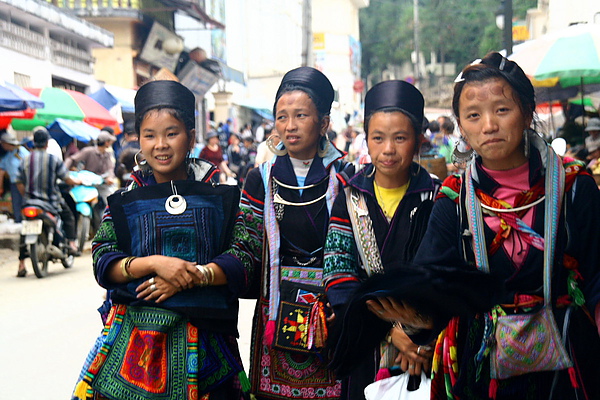 053_IMG_9870_Sapa_沙霸街上少數民族妹妹們.JPG