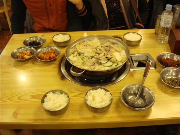 韓式香菇肉片火鍋+季節小菜+白飯